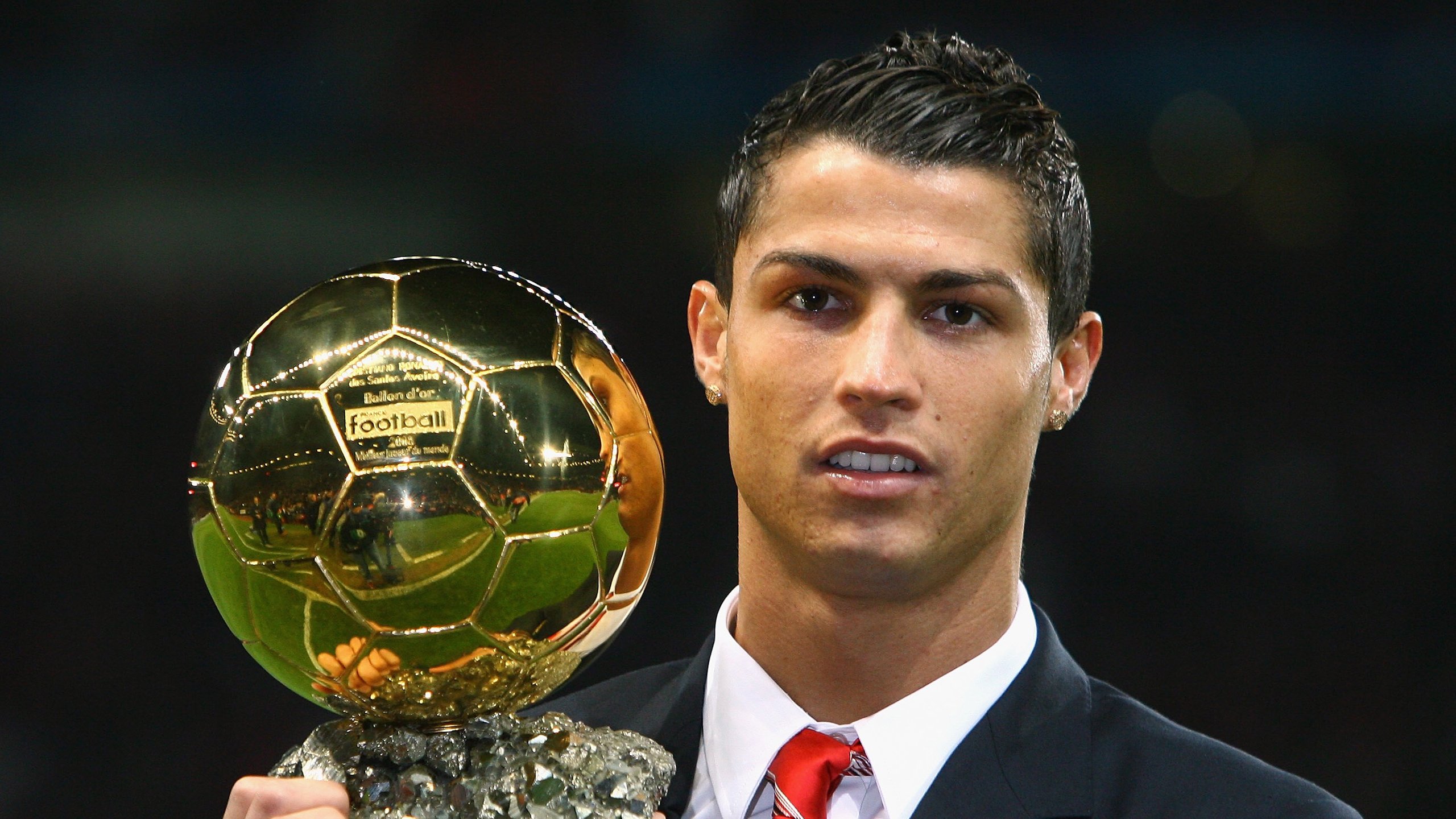 Leyu-乐鱼体育-乔治·巴尔：他不仅能在防线上阻挡对手，还能通过精准的传球带动进攻